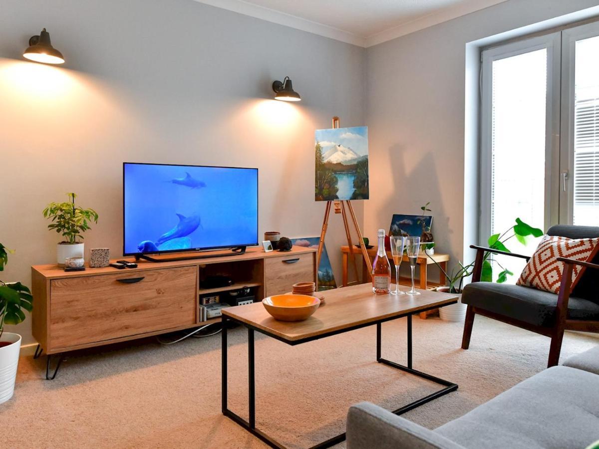 Pass The Keys Cosy 2 Bed With Parking Apartment