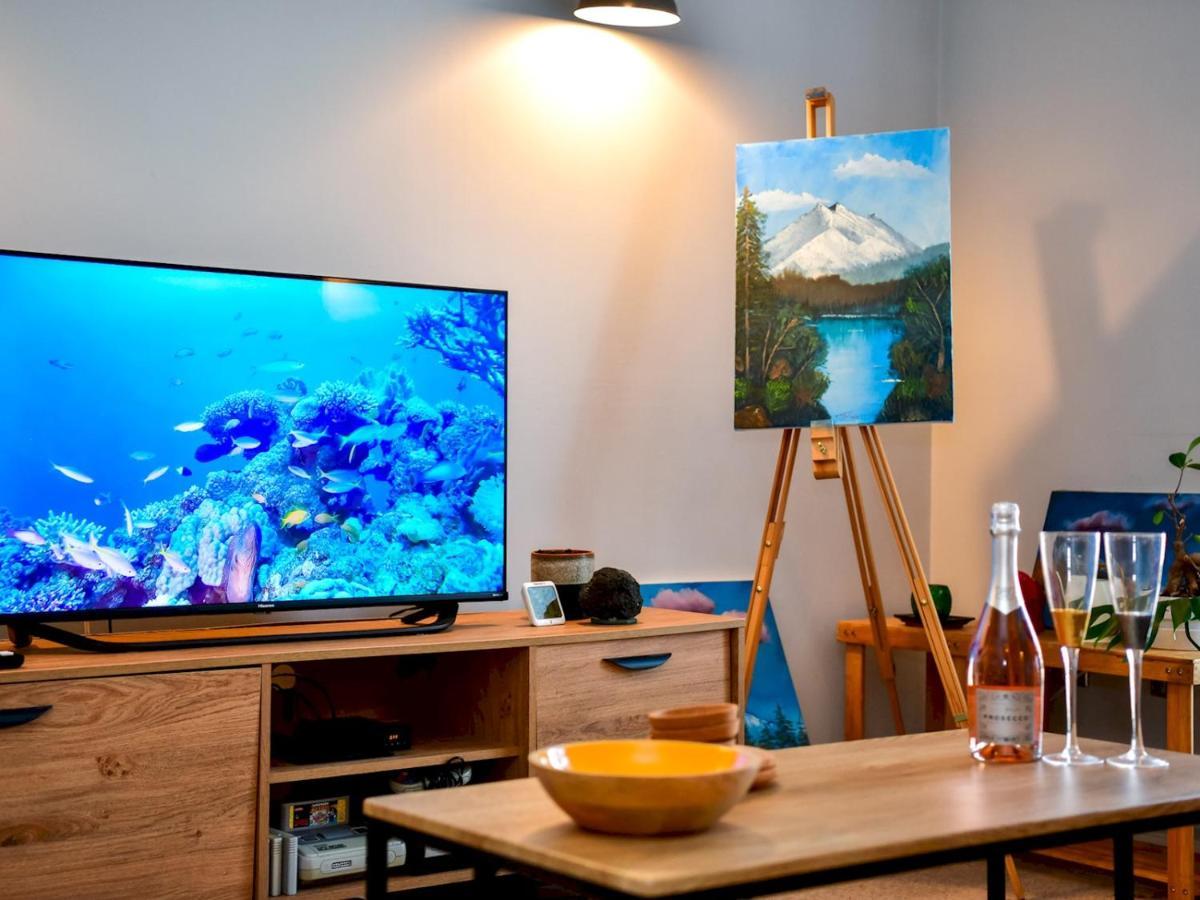 Pass The Keys Cosy 2 Bed With Parking Apartment *